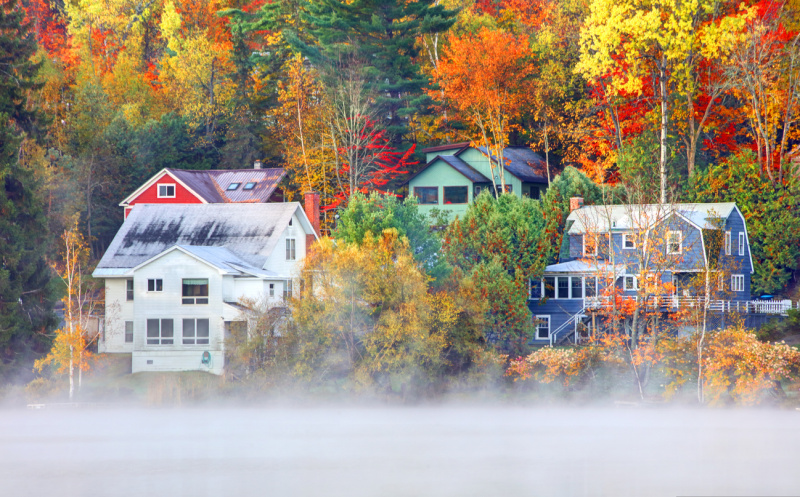   Hiše v megli ob jezeru Saranac v regiji Adirondack v New Yorku