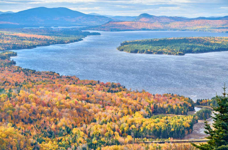   Mooselookmeguntic Lake in Maine im Herbst