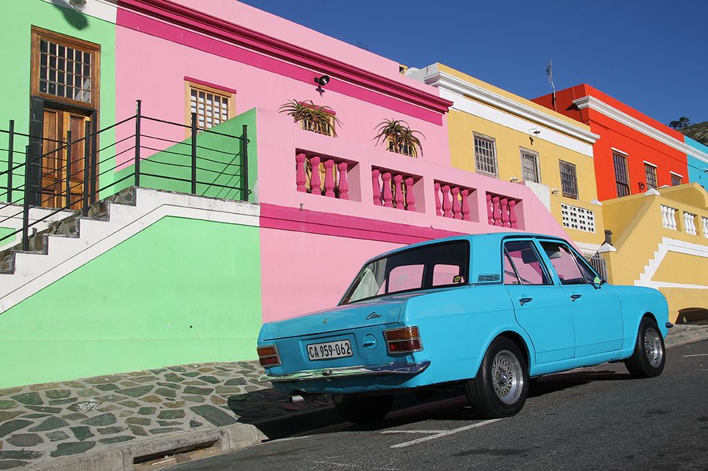 цветна улица със синя кола в Кейптаун, Южна Африка