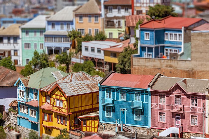 цветни къщи на стръмен склон във валпараисо