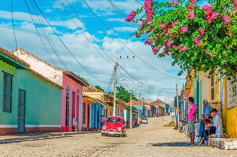 цветни сгради и ретро кола на улица в Куба