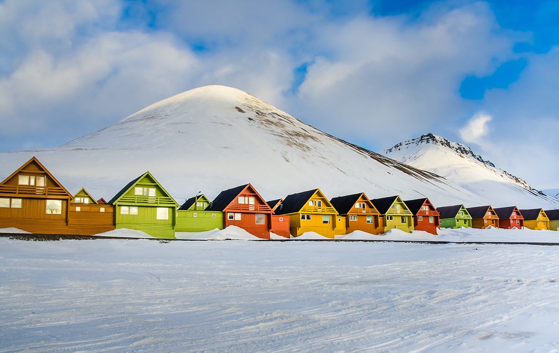 ред цветни къщи в снежен пейзаж