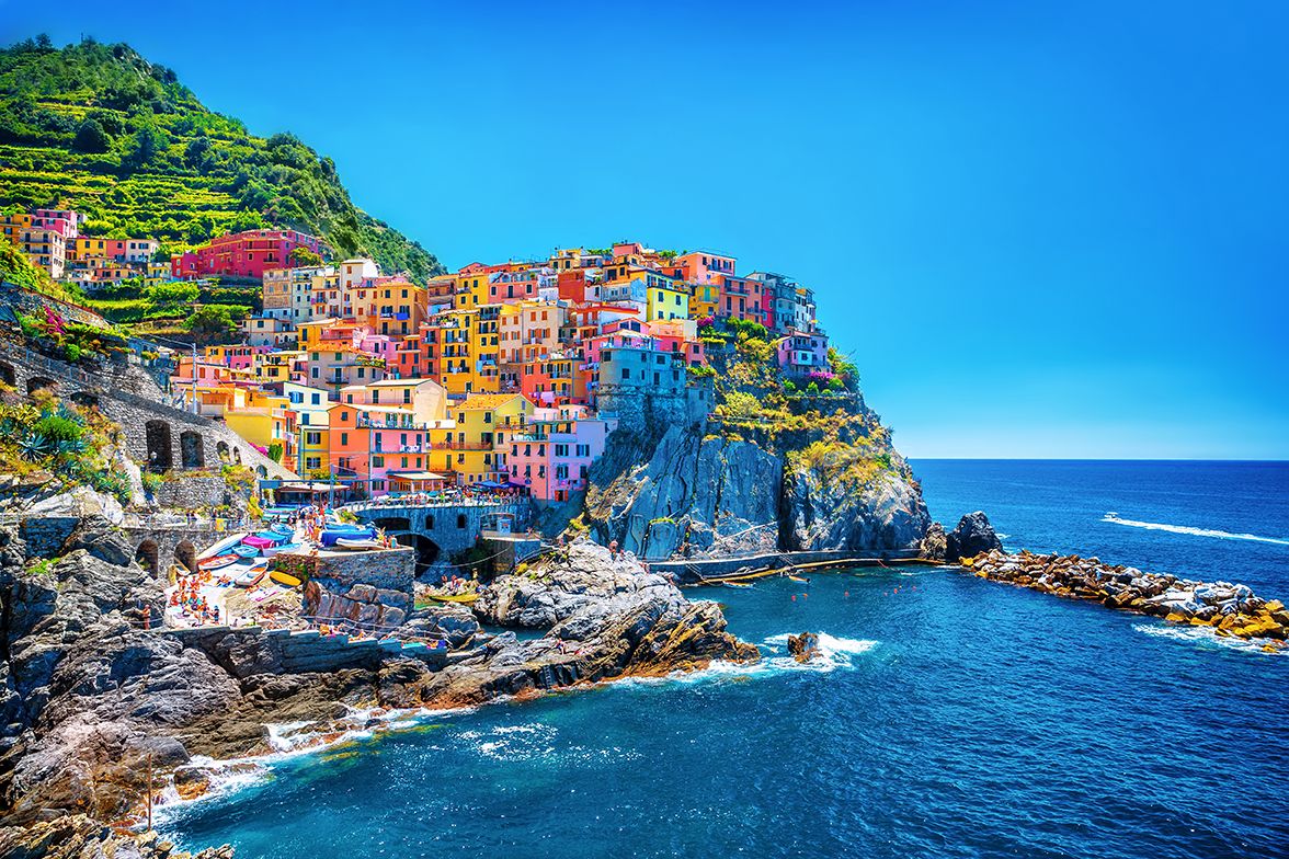 пастелно оцветени сгради на морска скала в Италия