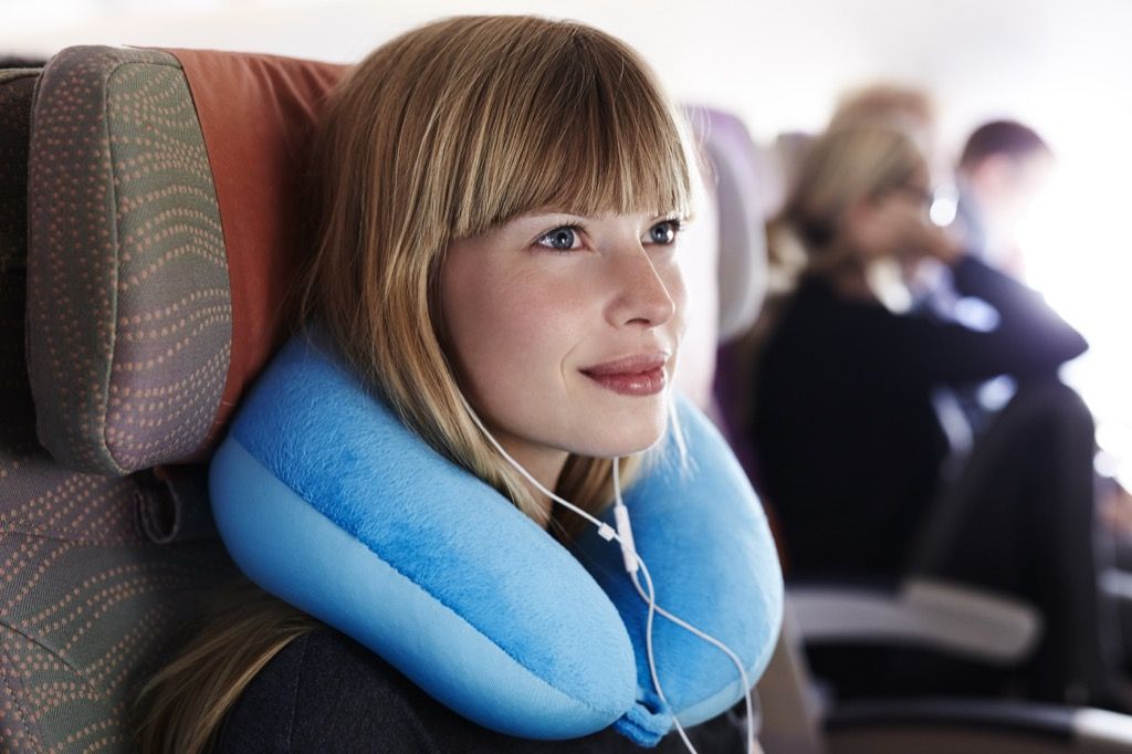 kakla spilvena izmantošana lidojumā nodrošinās vienmērīgu lidmašīnas gulēšanas padomu