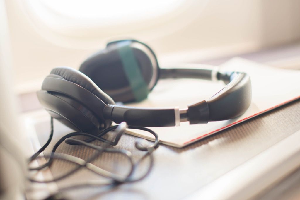 iført hovedtelefoner kan sikre perfekte flyvemaskiner med sovende tip til flyvemaskine