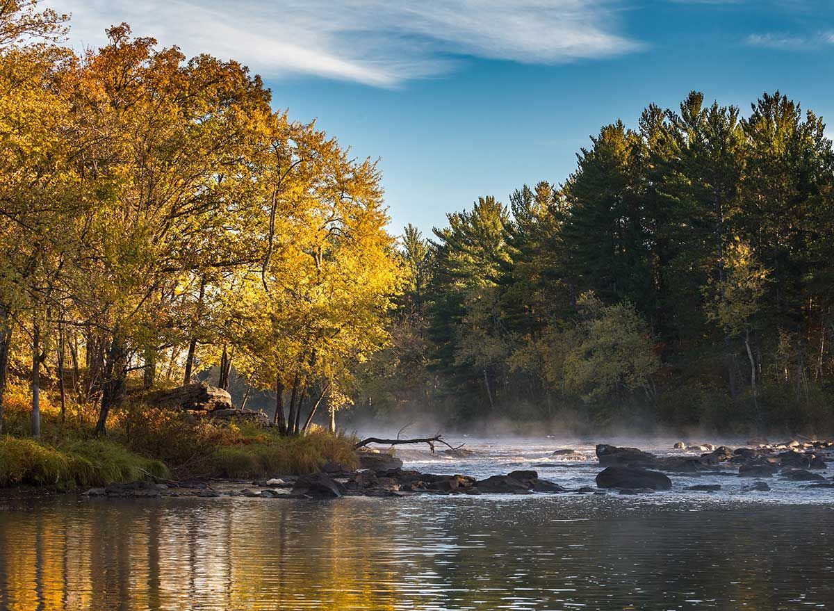 река с мъгла, която се отделя от нея по време на есенна зеленина