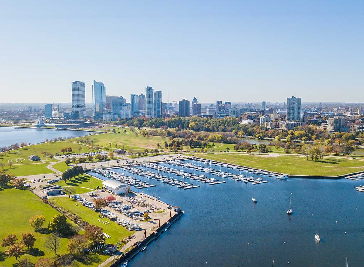 Horizonte de la ciudad de Milwaukee desde una vista aérea