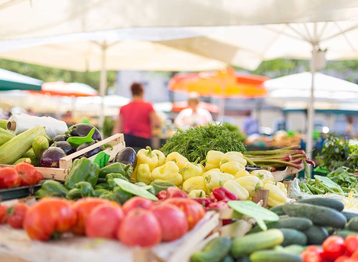 зеленчуци и продукти на открит фермерски пазар