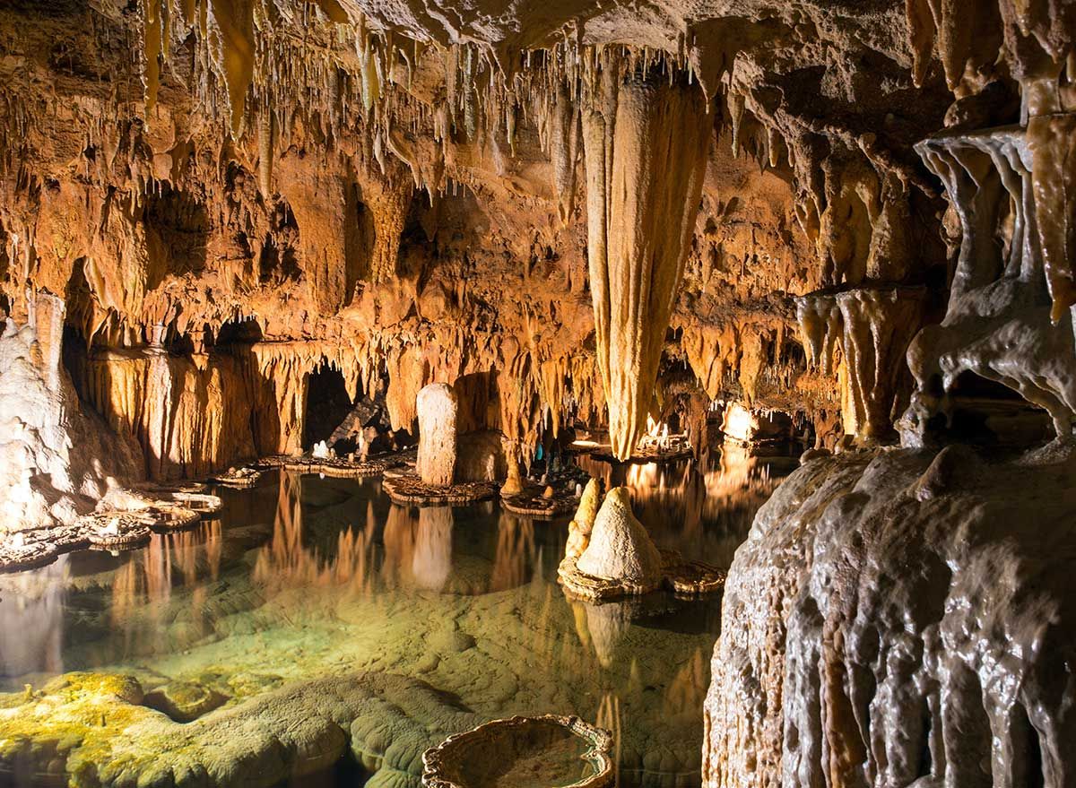 stalagmites மற்றும் குகைகள்