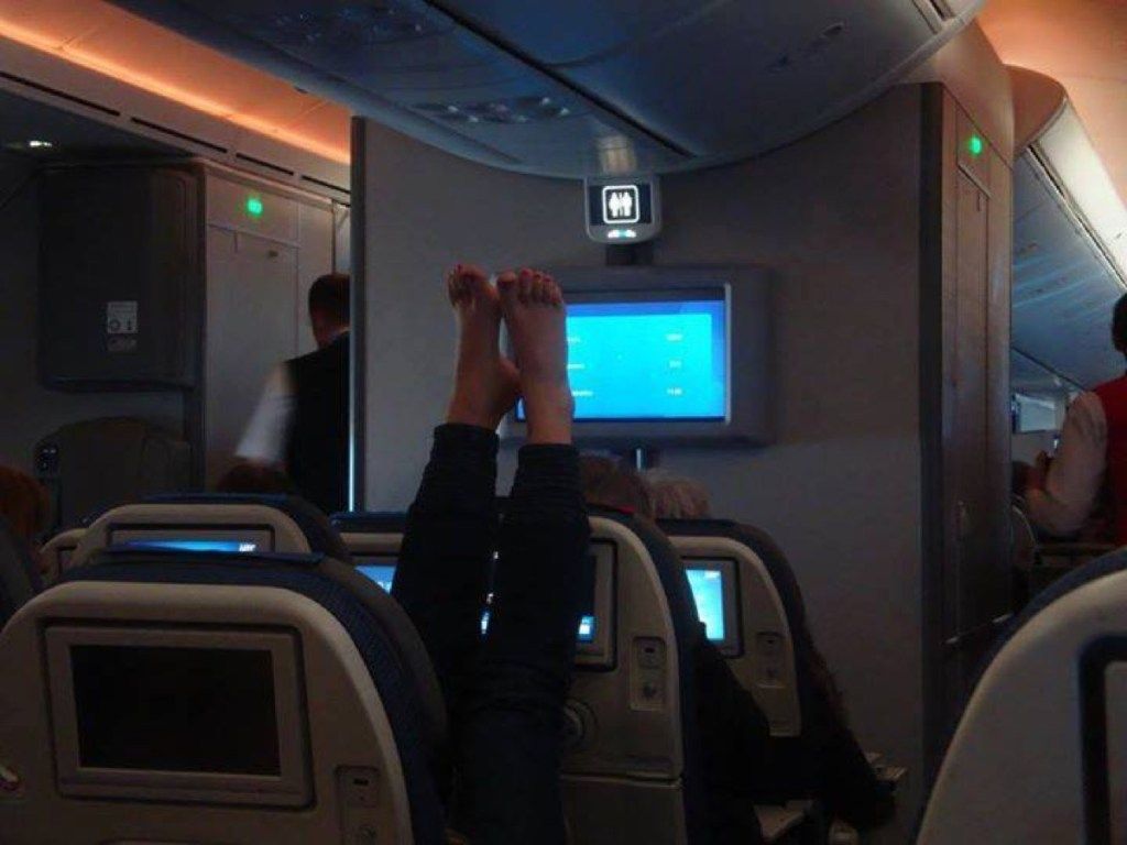 Жена с крака на самолетни снимки на ужасни самолетни пътници