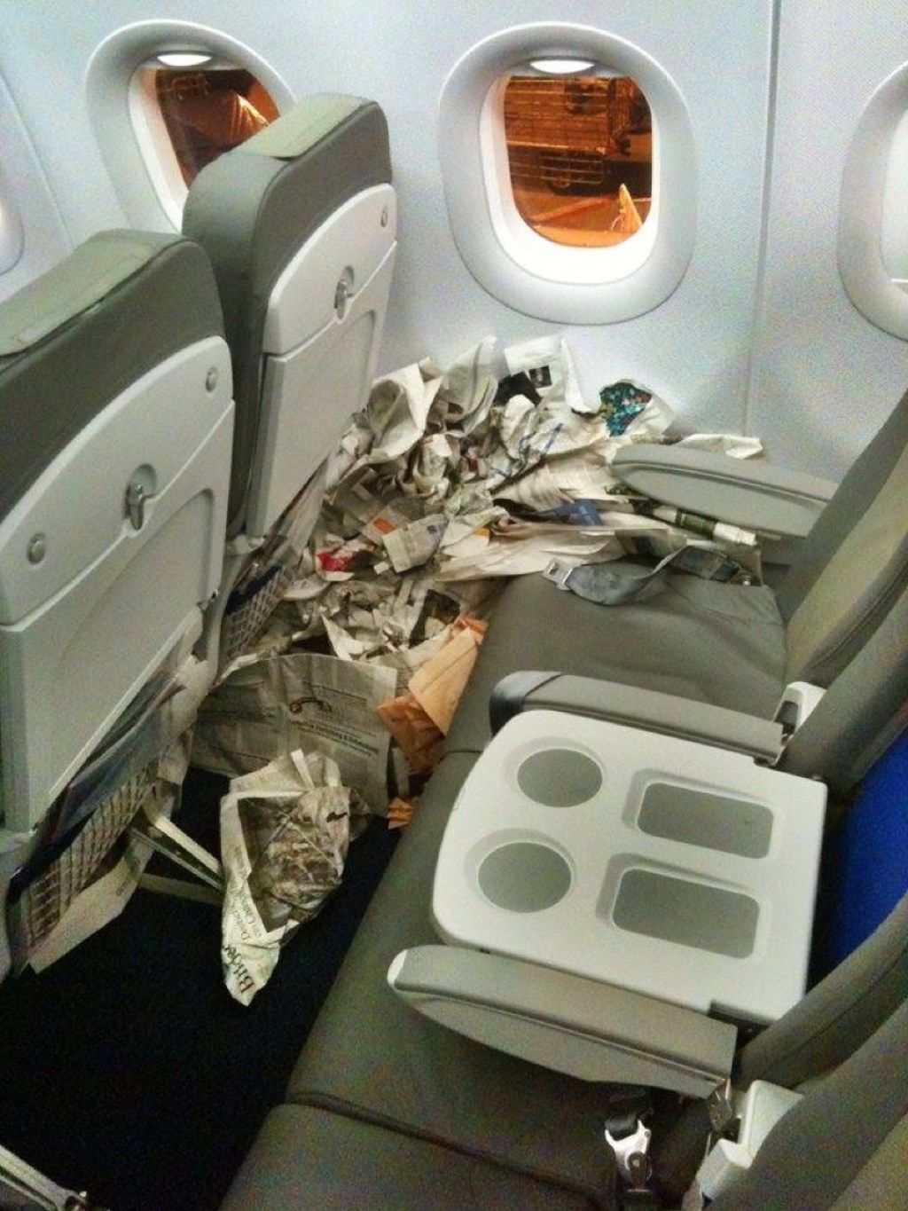 Zeitung über Flugzeugfotos von schrecklichen Flugzeugpassagieren
