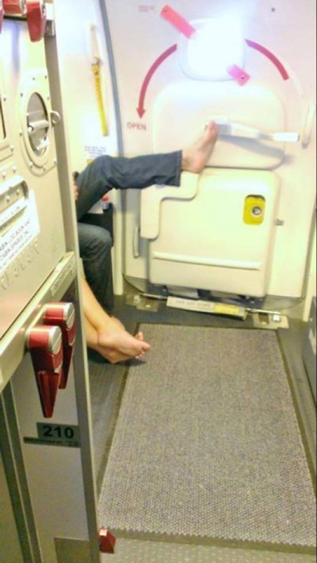 Passager de la compagnie aérienne touchant la poignée avec des photos de pied de terribles passagers d