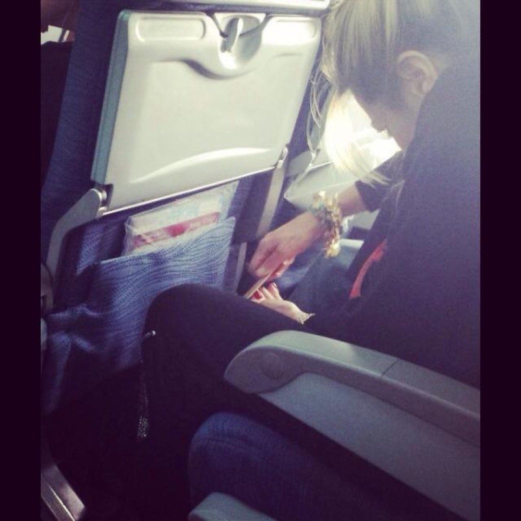 Wanita mengikir kuku jari kaki pada foto pesawat penumpang pesawat yang mengerikan
