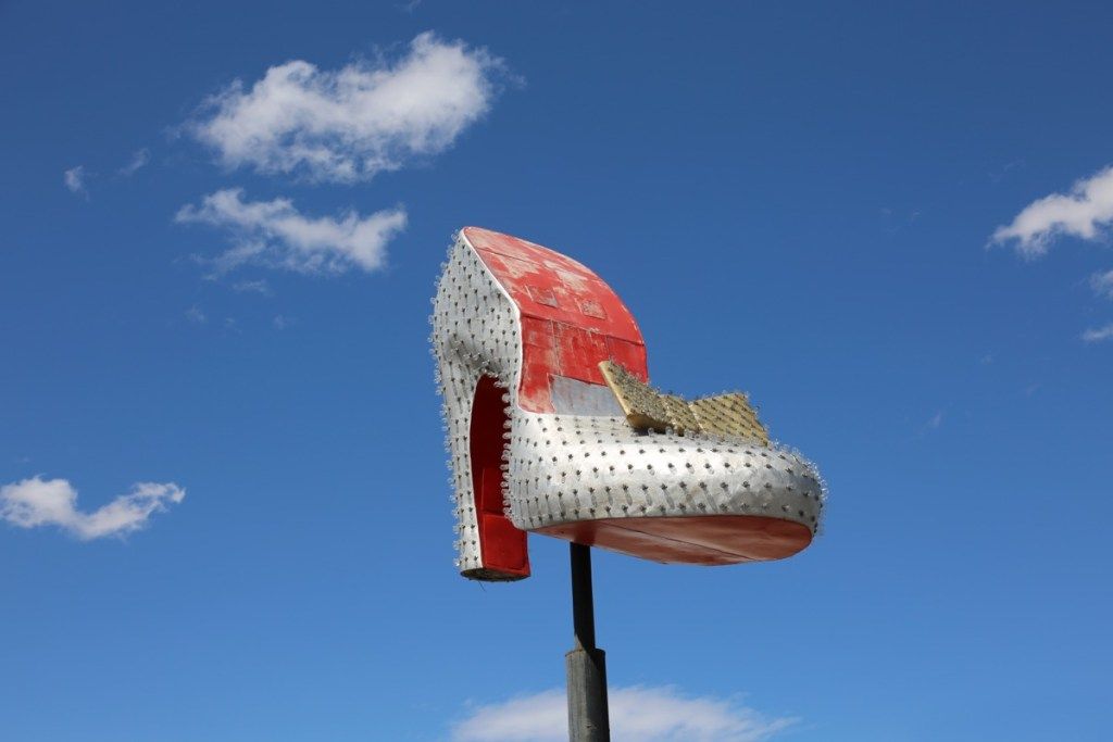srebrna papuča u blizini neonskog groblja, Nevada, ikonične državne fotografije