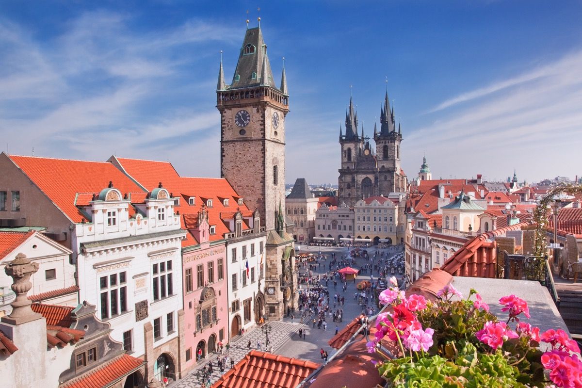 utsikt over taket av Praha-katedralen og klokketårnet