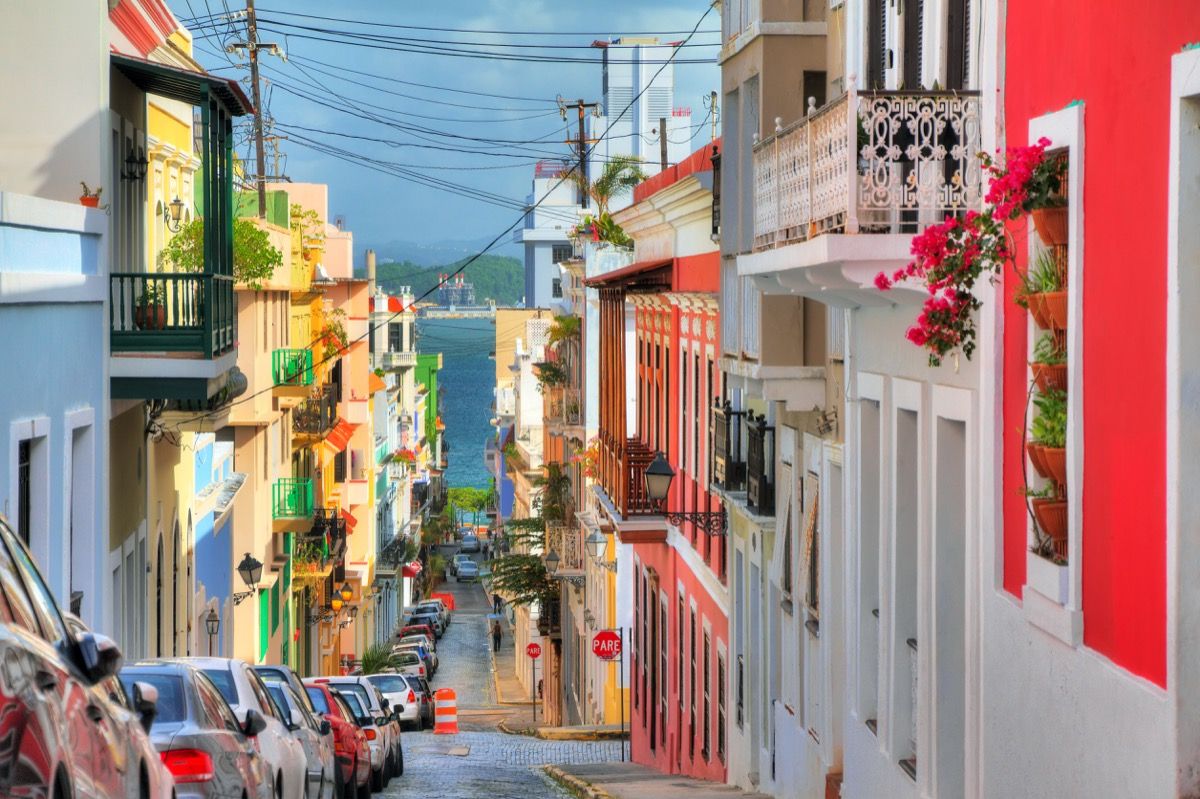 سان جوآن پورٹو ریکو میں رنگین اپارٹمنٹ ہاؤسز