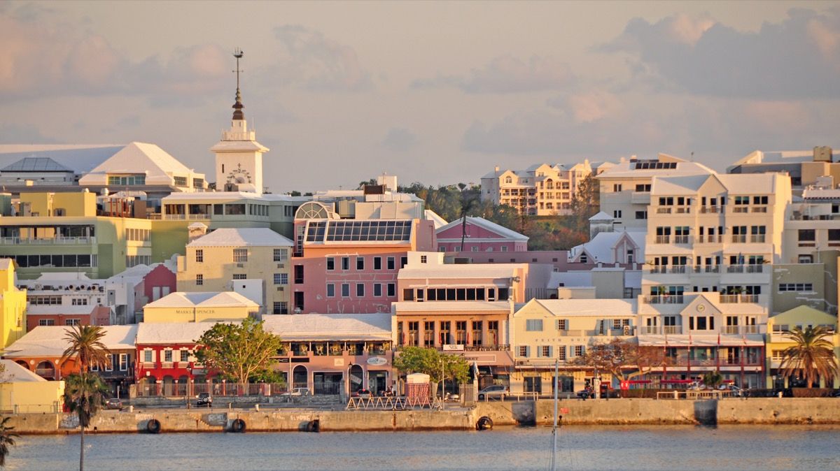 lahest avaneb päikeseloojangul vaade pealinnale Hamiltonile, Bermudale.