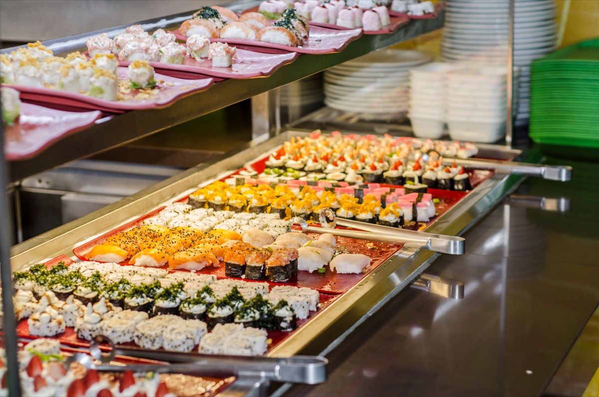 Mostra em estilo buffet de rolos de sushi