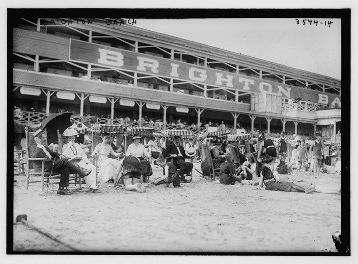 en gruppe solbadere på Brighton Beach i 1915