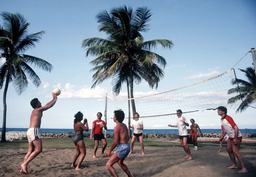 một nhóm bạn chơi bóng chuyền bãi biển