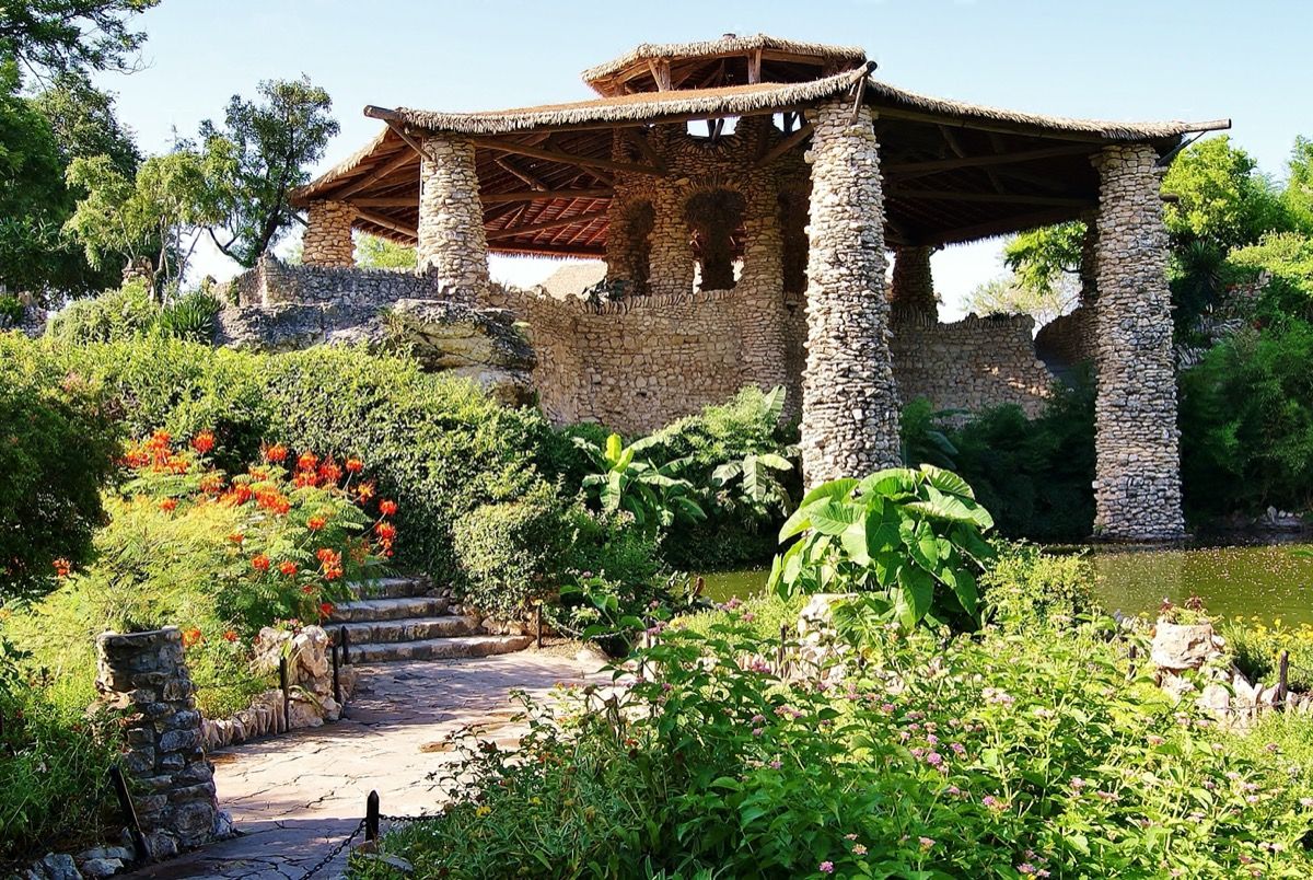 akmeninis pastatas ant tvenkinio arbatos sode San Antonijuje