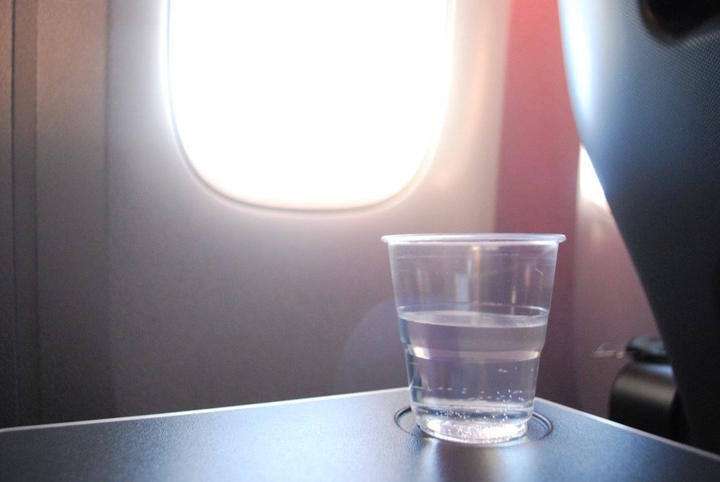woda pitna podczas podróży służbowych samolotem