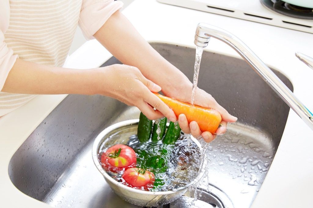 Mencuci buah-buahan dan sayur-sayuran