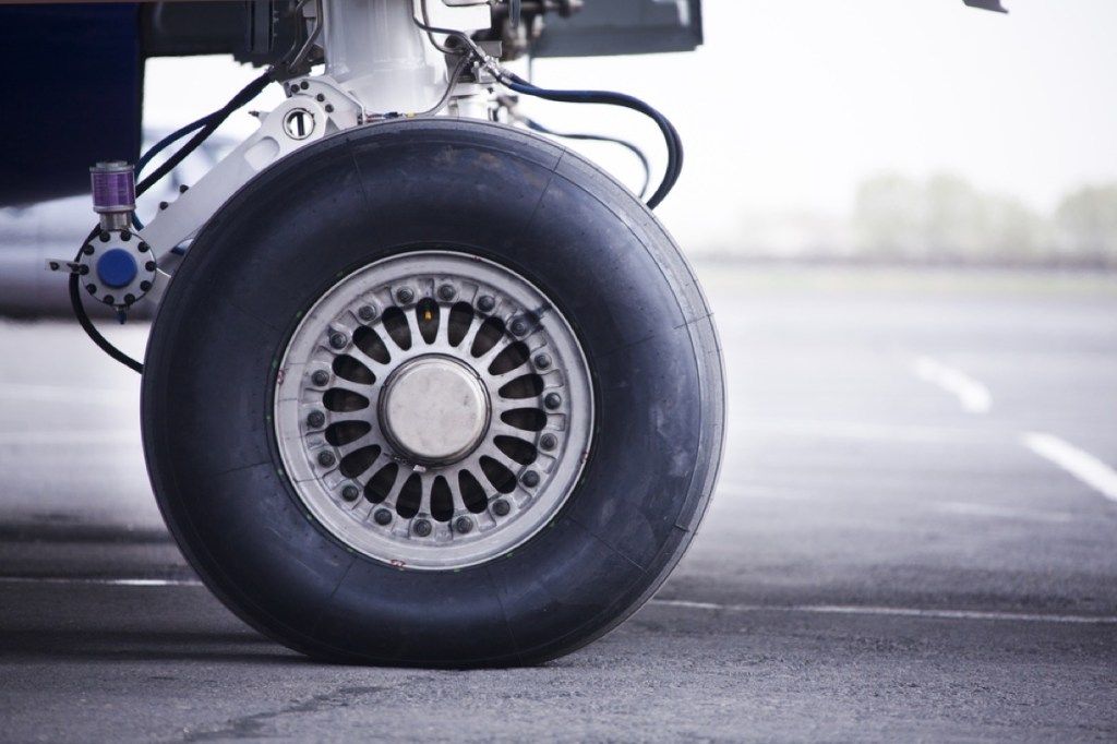 neumático de avión en el suelo, hechos de avión