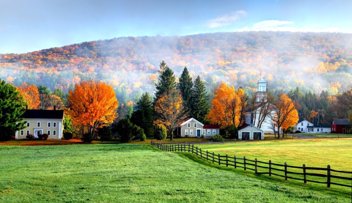 Høsttåke i landsbyen Tyringham i Berkshires-regionen i Massachusetts