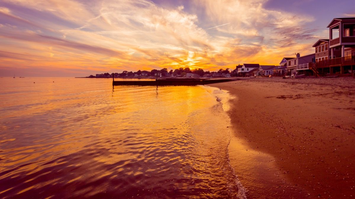 solnedgang på gamle Saybrook Town Beach i Connecticut
