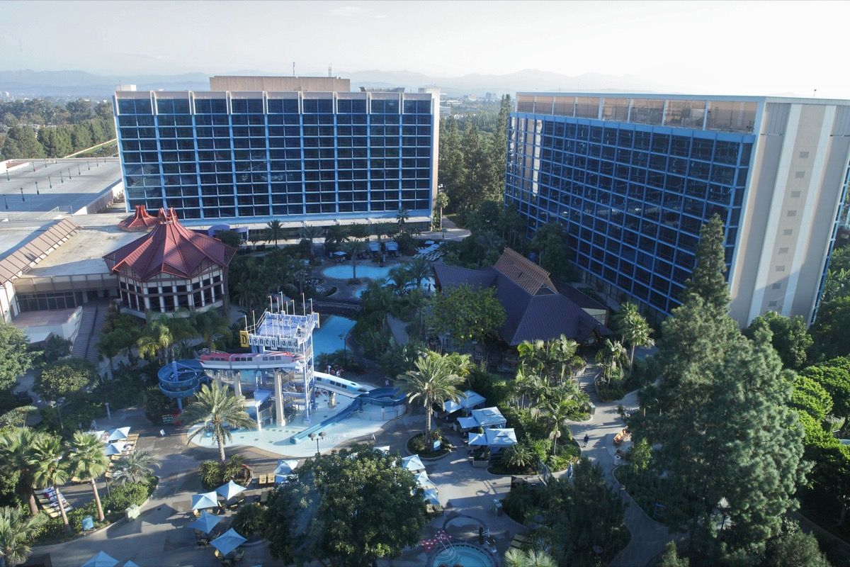 vista aérea del hotel disneyland anaheim