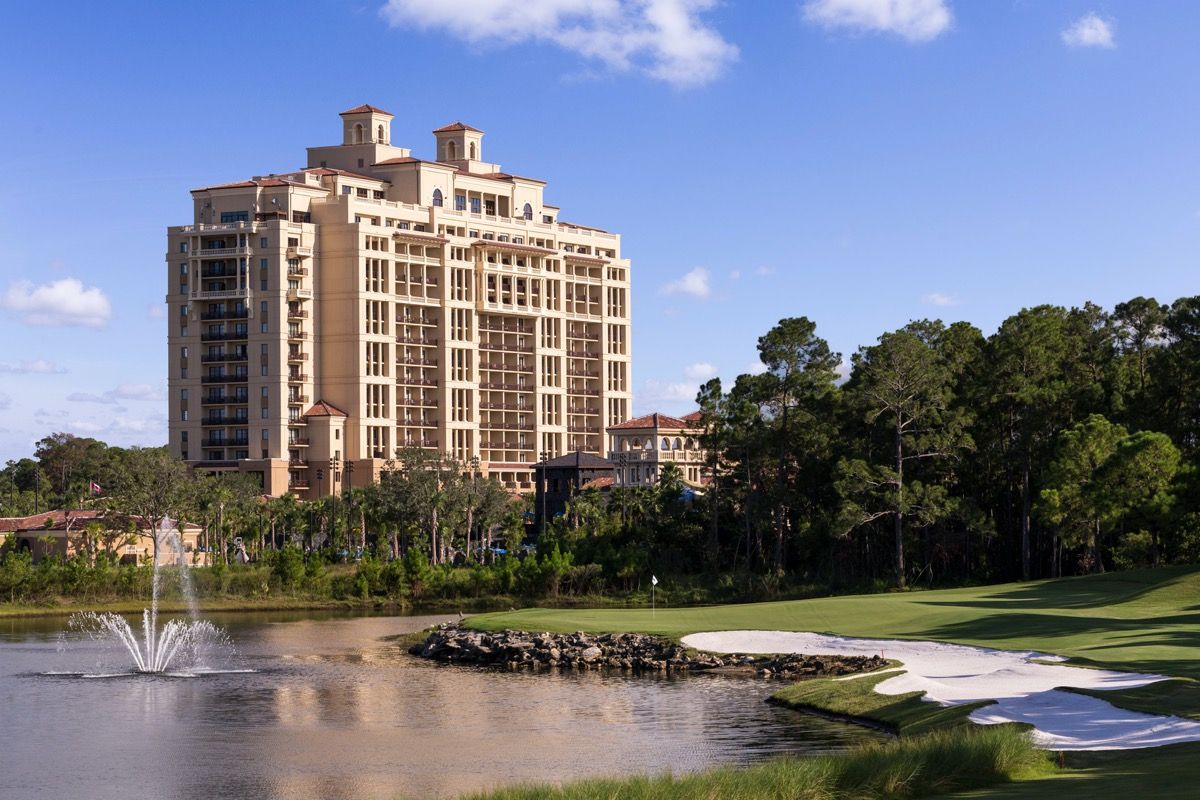 golfbaan met het Four Seasons Disney Resort op de achtergrond