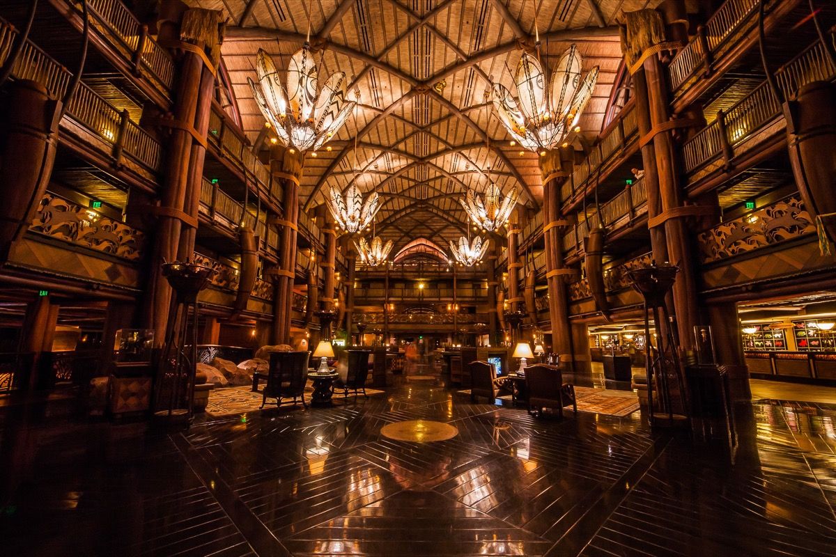 El interior de Disney Animal Kingdom Lodge durante la noche.
