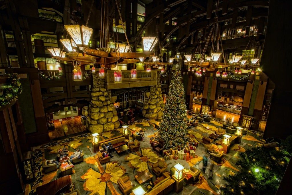 вътрешността на гранд калифорнийския хотел на Дисни по време на Коледа
