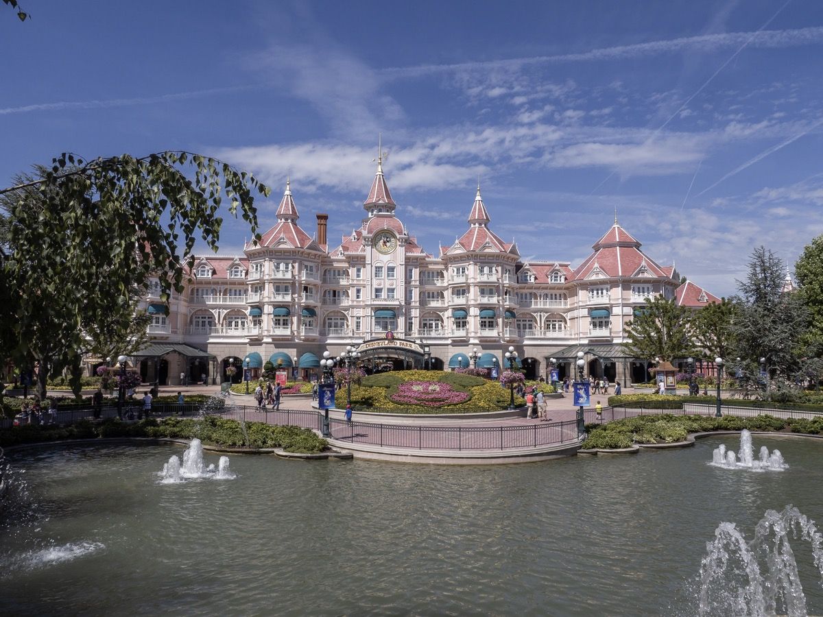 Disneyland Hotel Paris von jenseits des Teiches
