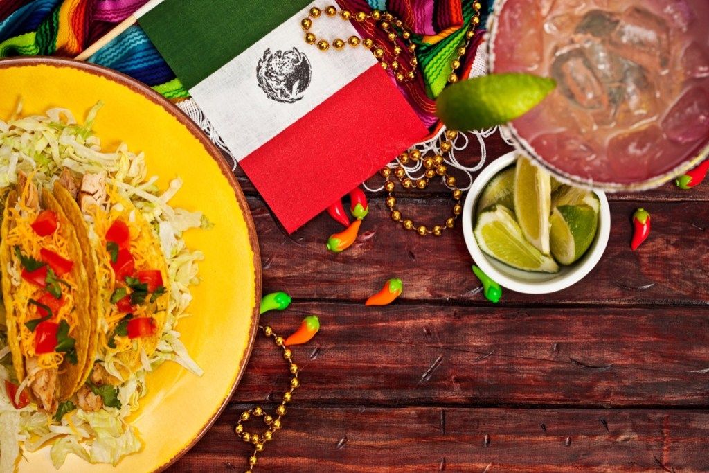Cinco De Mayo Background dengan Margarita dan Tacos