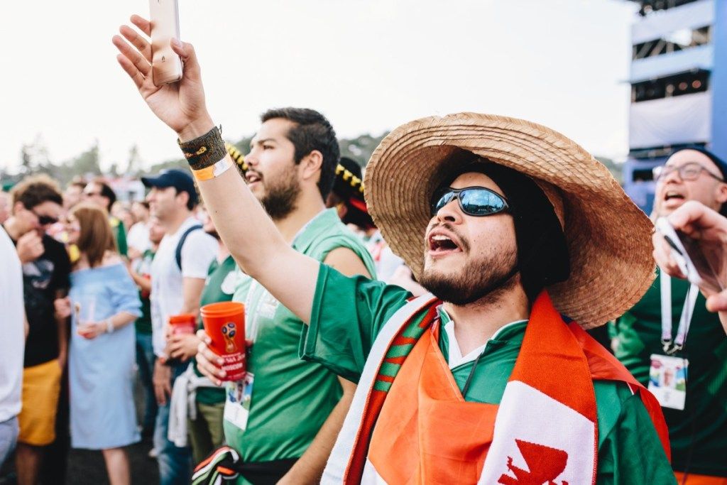 Mehiški navijači v uniformi med svetovnim prvenstvom pojejo državno himno
