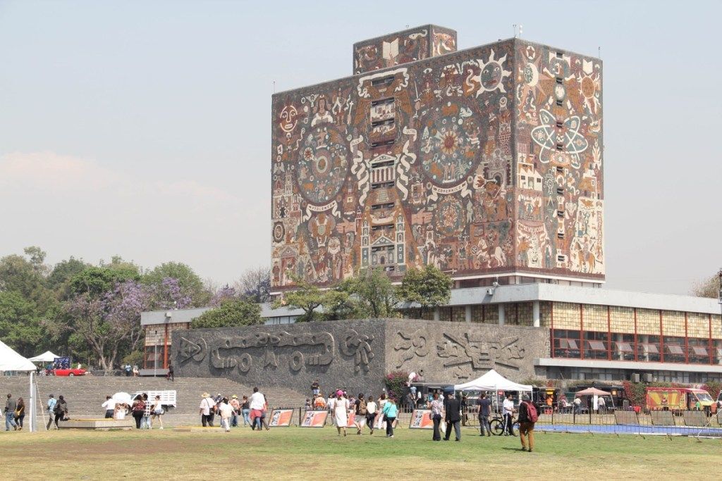 Perpustakaan Pusat Universitas Otonomi Nasional Meksiko (UNAM), ditutupi dengan mural karya Juan O