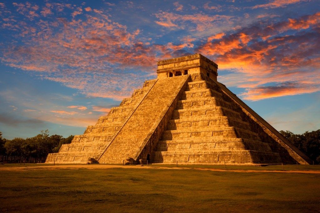El Castillo (Kuil Kukulkan) dari Chichen Itza, piramida Maya di Yucatan, Meksiko