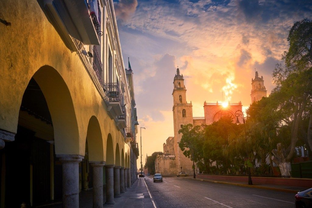 Merida San Idefonson katedraalin auringonnousu Meksikon Yucatanissa