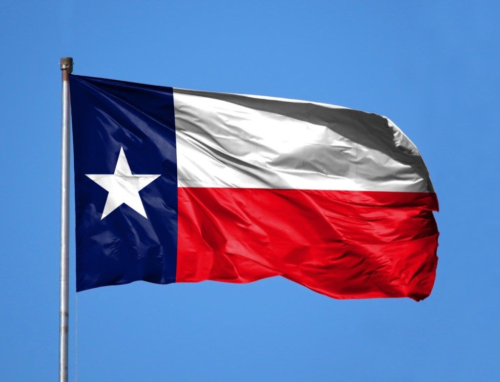 Státní vlajka státu Texas na stožáru