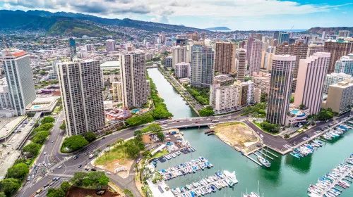   Posnetek središča mesta Honolulu na Havajih iz zraka iz vode, ki gleda v notranjost.
