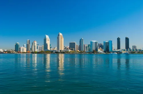   San Diego Waterfront Skyline z izrazitimi odsevi.
