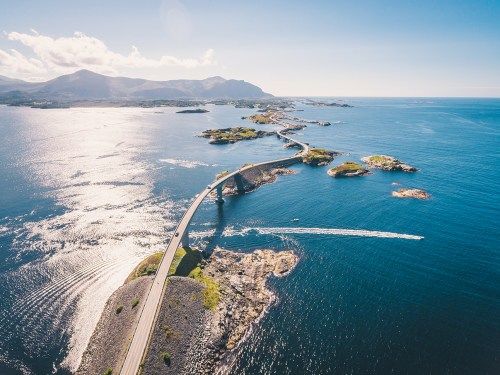 ناروے کے جزیرے سے عبور کرنے والے خوبصورت پل