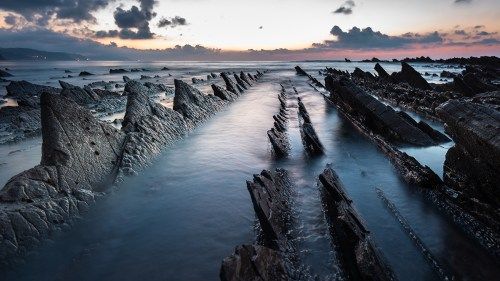 ساحل سمندر پر گرے ہوئے پتھروں نے خوبصورت شکلیں تشکیل دیں