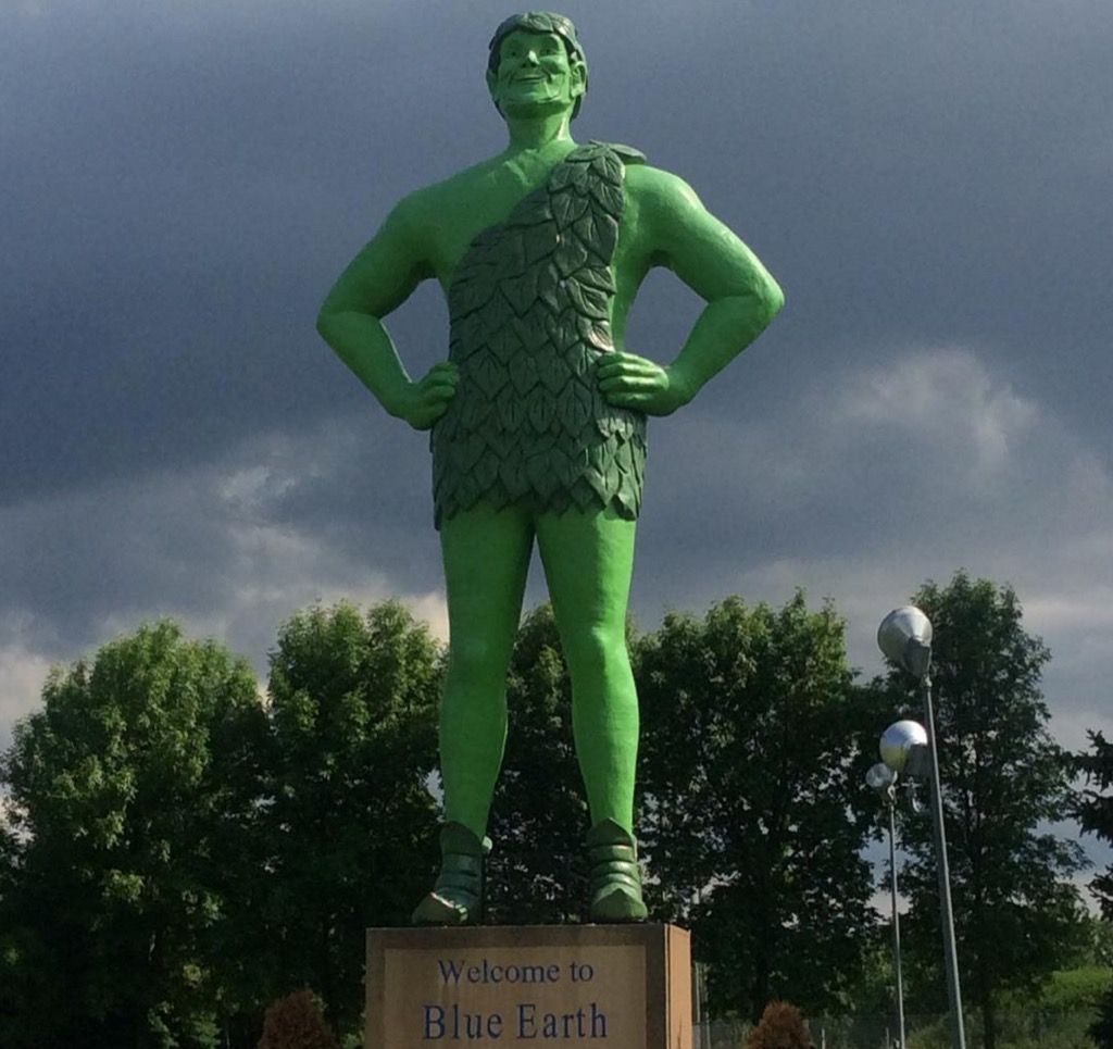 Linksmai žalia milžino statula