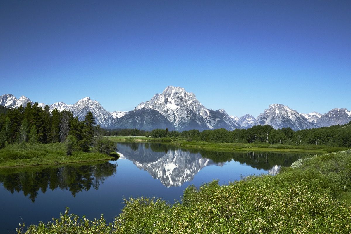 Grand Tetons si riflette nelle acque ferme del fiume Snake a Oxbow Bend