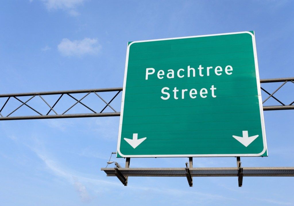 Ένα σημάδι οδών Peachtree στην Ατλάντα, Γεωργία.