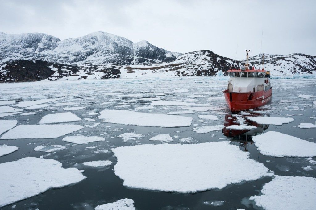 Barco navegando a través del océano helado en Groenlandia hechos sobre los océanos