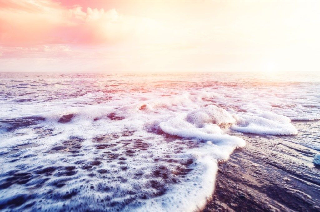 vandenyno bangos paplūdimyje saulėtekio metu apie vandenynus